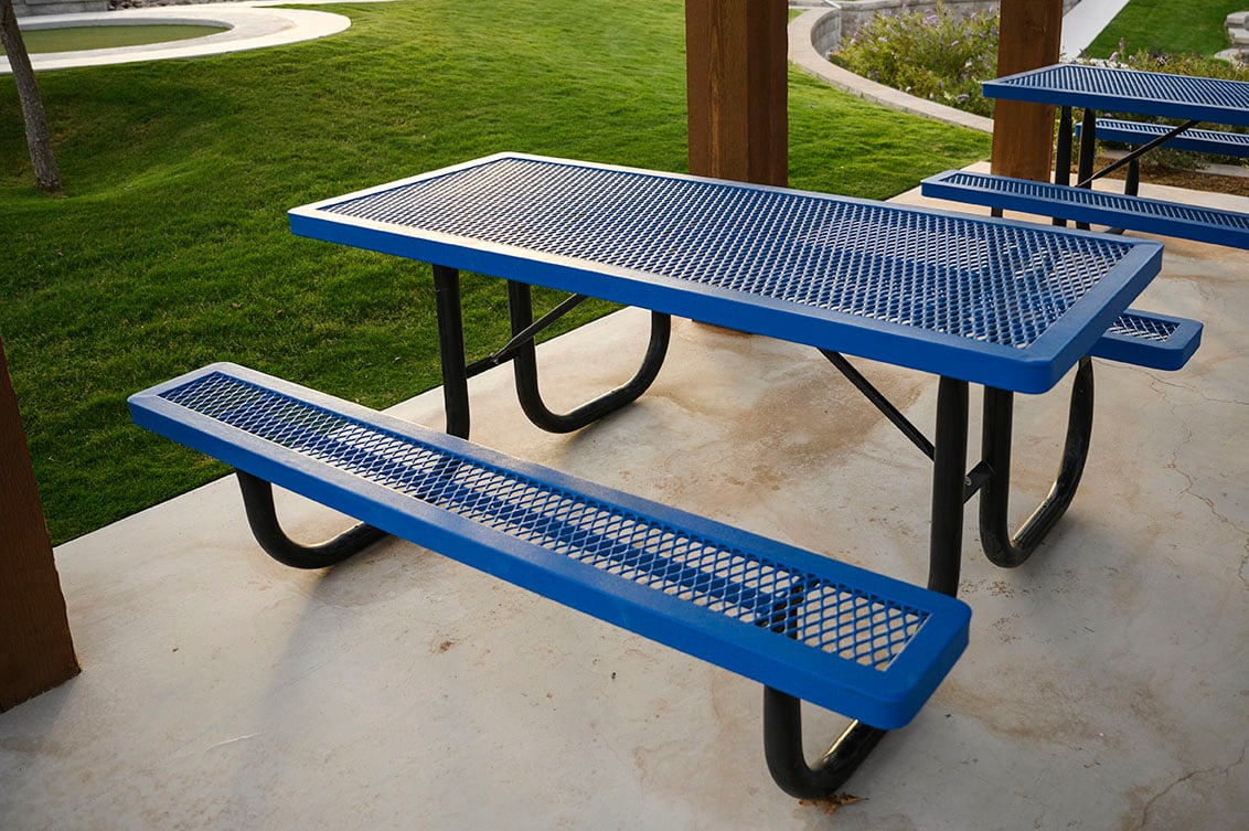 Green Acres Mini Golf-TX-Site Amenities-Regal Table-T6RC017-Web